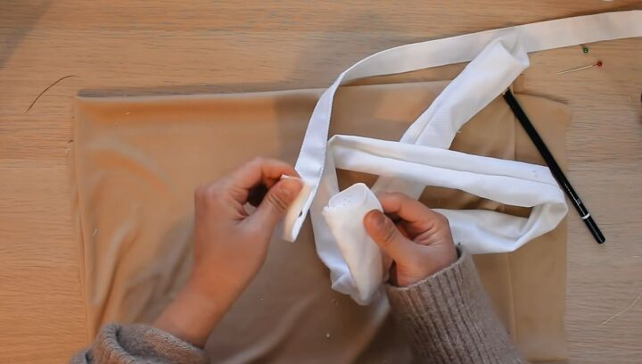 gorgeous scrunchie shoulder bag tutorial, Reversing the tube