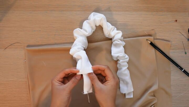 gorgeous scrunchie shoulder bag tutorial, Folding edge