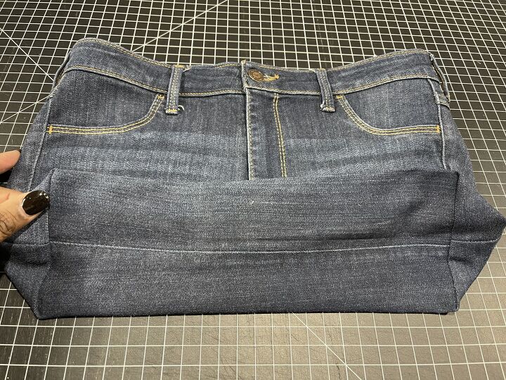 1 pair of old jeans makes a great diy tote