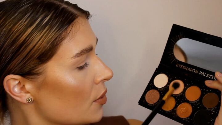 easy halo eye makeup tutorial, Blending eyeshadow colors