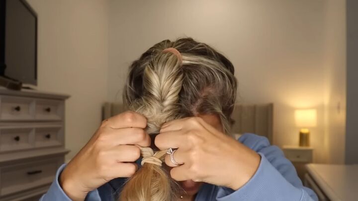 4 pretty messy high bun hairstyle ideas, Creating looped messy bun hairstyle