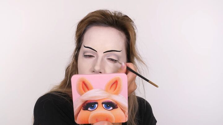 halloween bride of frankenstein makeup tutorial, Applying eyeliner