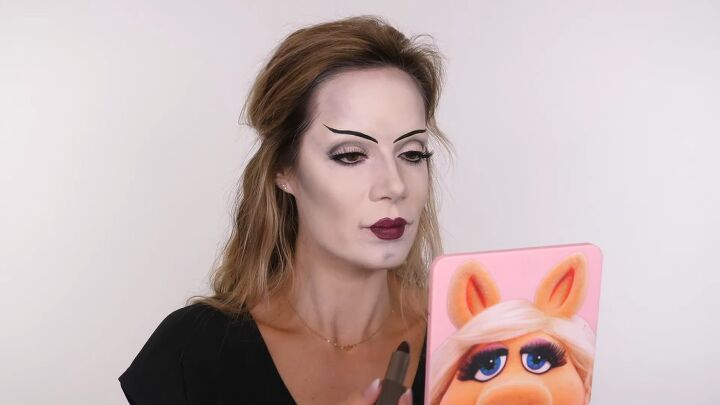 halloween bride of frankenstein makeup tutorial, Applying lipstick