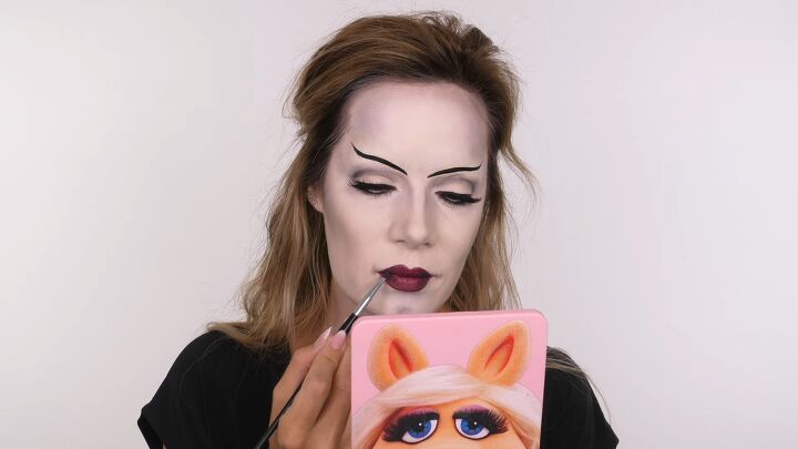 halloween bride of frankenstein makeup tutorial, Applying lip liner