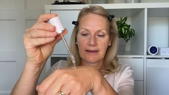 easy 10 minute no makeup makeup look tutorial, Applying serum
