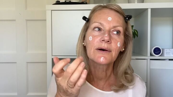 easy 10 minute no makeup makeup look tutorial, Applying moisturizer