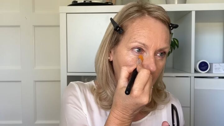easy 10 minute no makeup makeup look tutorial, Applying concealer