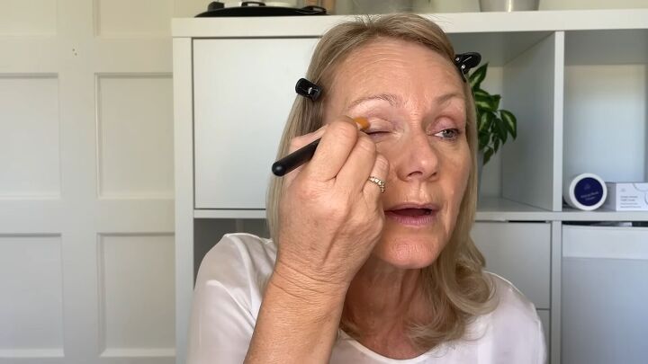 easy 10 minute no makeup makeup look tutorial, Applying eye primer
