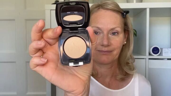 easy 10 minute no makeup makeup look tutorial, Cream colored eyeshadow