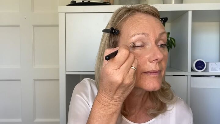 easy 10 minute no makeup makeup look tutorial, Applying eyeshadow