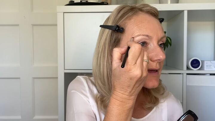 easy 10 minute no makeup makeup look tutorial, Defining brows