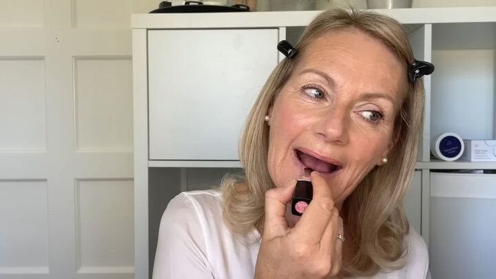 easy 10 minute no makeup makeup look tutorial, Applying lipstick