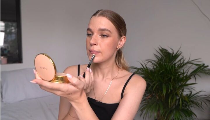 4 easy steps to fake big lips, Contouring the lips