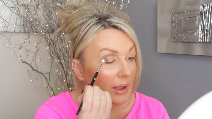 easy 5 minute eye makeup tutorial, Blending eyeshadow