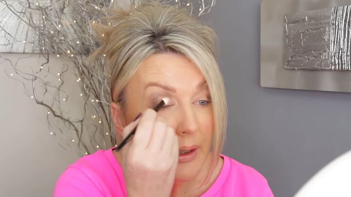 easy 5 minute eye makeup tutorial, Adding peach eyeshadow
