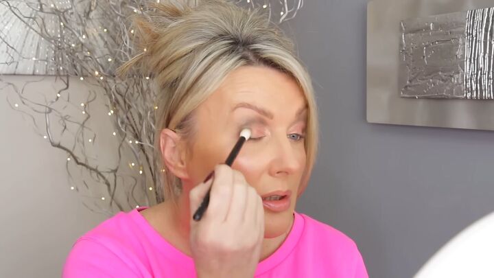 easy 5 minute eye makeup tutorial, Blending eyeshadow