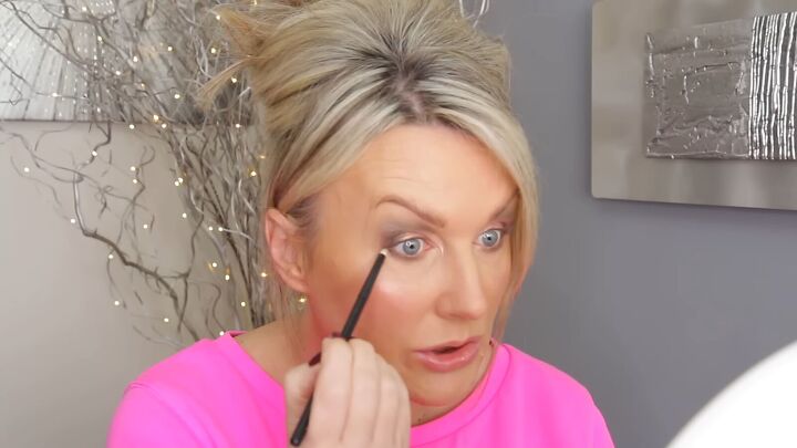 easy 5 minute eye makeup tutorial, Applying shadow to the lower lash line