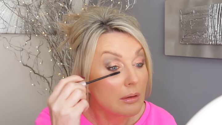 easy 5 minute eye makeup tutorial, Applying mascara