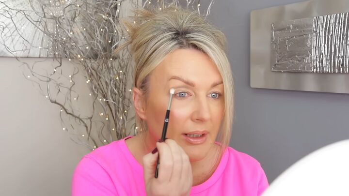 easy 5 minute eye makeup tutorial, Applying dark shadow to crease