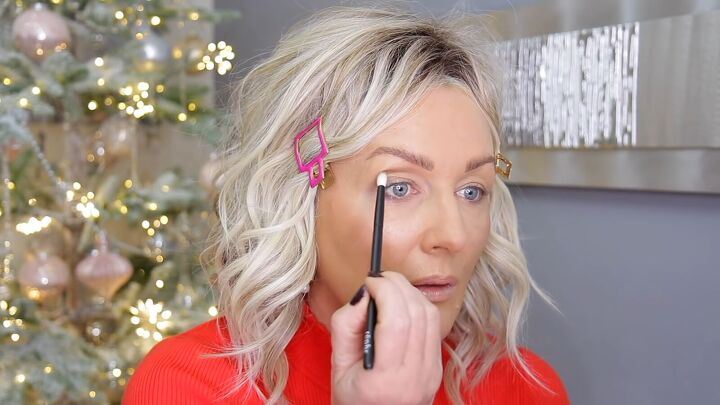 gorgeous 5 minute eye makeup tutorial, Applying brown eyeshadow