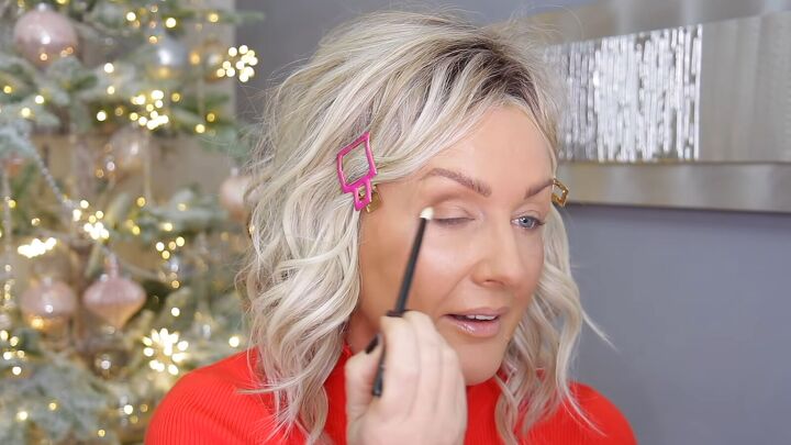 gorgeous 5 minute eye makeup tutorial, Adding dark brown eyeshadow