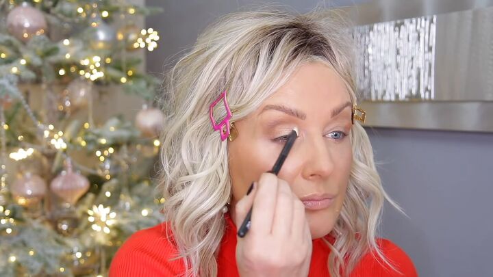 gorgeous 5 minute eye makeup tutorial, Adding light shimmer