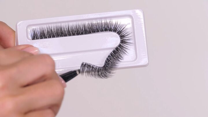how to get kim kardashian s wispy eyelashes at home, Ribbon lashes