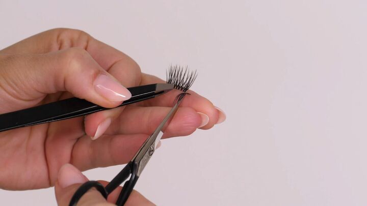how to get kim kardashian s wispy eyelashes at home, Cutting lashes