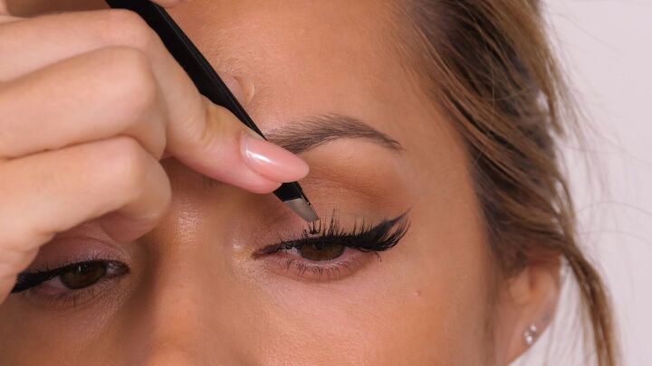 how to get kim kardashian s wispy eyelashes at home, Adding lashes