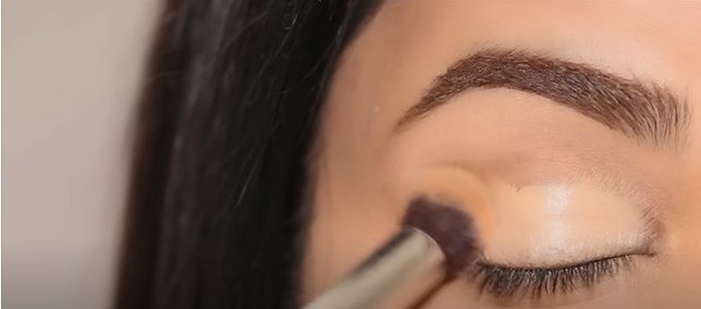 3 easy eyeshadow tutorials for beginners, Prepping eyelid with concealer