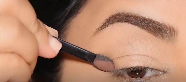 3 easy eyeshadow tutorials for beginners, Applying eyeshadow to outer corner