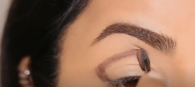 3 easy eyeshadow tutorials for beginners, Carving an upward arc