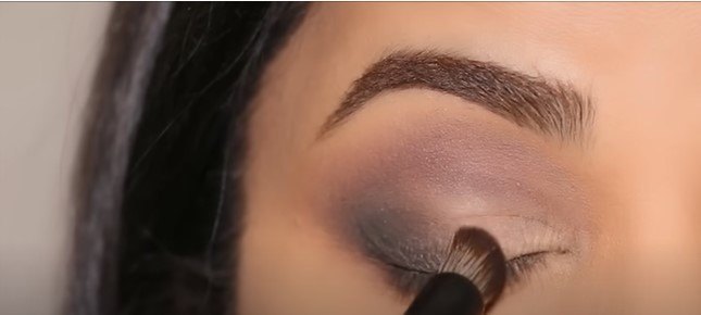 3 easy eyeshadow tutorials for beginners, Dabbing black eyeshadow along upper lash line