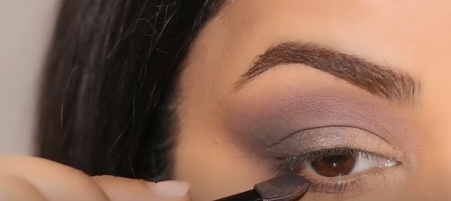 3 easy eyeshadow tutorials for beginners, Applying eyeshadow under lashes