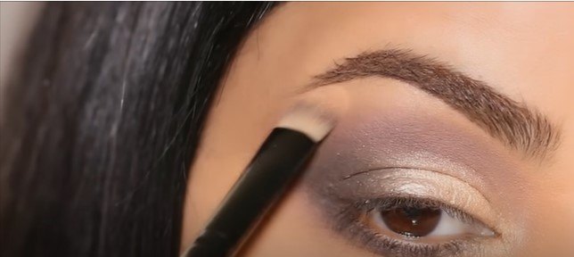 3 easy eyeshadow tutorials for beginners, Adding highlighter under brow