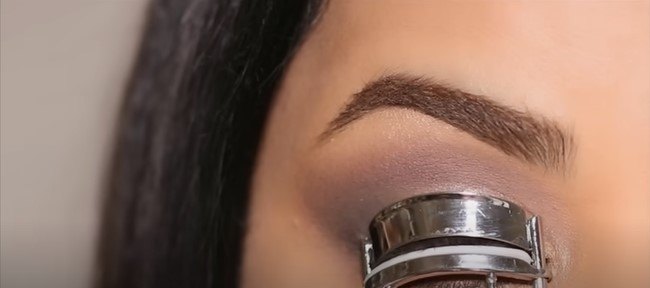 3 easy eyeshadow tutorials for beginners, Curling lashes