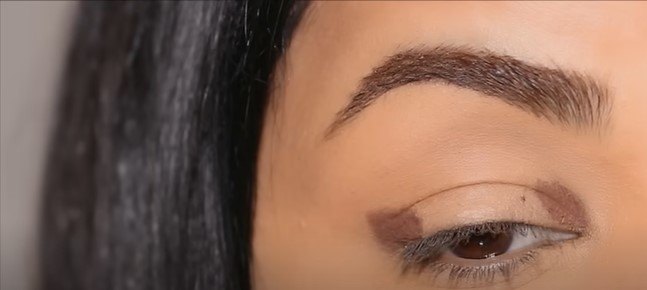 3 easy eyeshadow tutorials for beginners, Applying deep brown eyeshadow