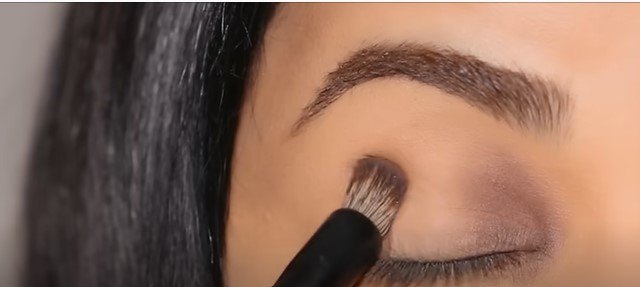 3 easy eyeshadow tutorials for beginners, Blending eyeshadow