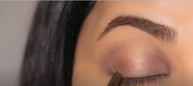 3 easy eyeshadow tutorials for beginners, Leaving middle of lid clear