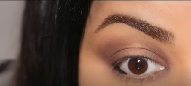 3 easy eyeshadow tutorials for beginners, Applying eyeliner