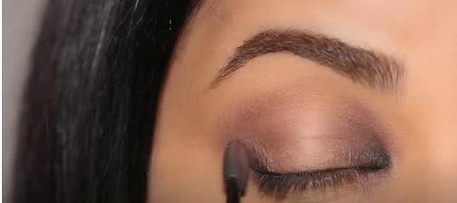 3 easy eyeshadow tutorials for beginners, Smudging eyeliner