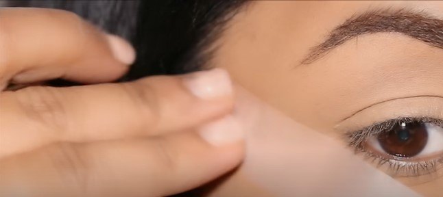 3 easy eyeshadow tutorials for beginners, Applying sticky tape