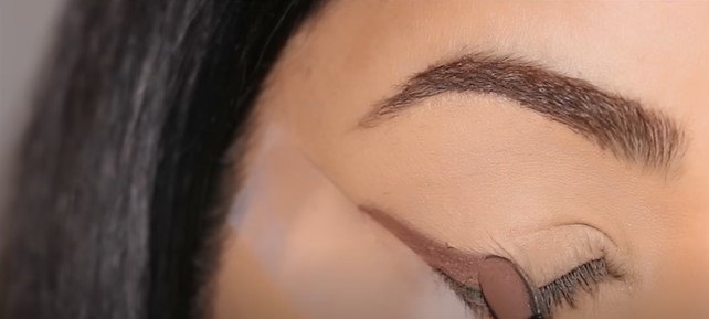 3 easy eyeshadow tutorials for beginners, Applying brown shadow