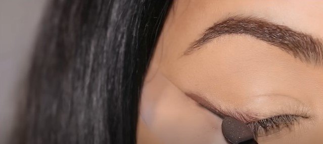 3 easy eyeshadow tutorials for beginners, Applying black shadow