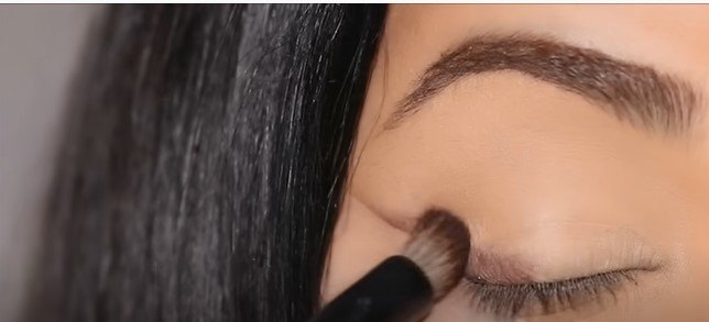 3 easy eyeshadow tutorials for beginners, Blending the eye makeup