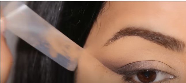 3 easy eyeshadow tutorials for beginners, Removing the sticky tape