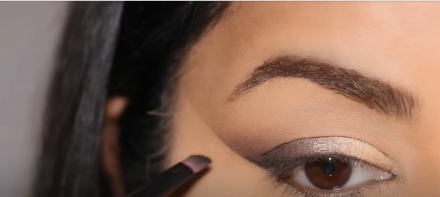3 easy eyeshadow tutorials for beginners, Using an angled brush