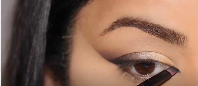 3 easy eyeshadow tutorials for beginners, Applying black eyeshadow