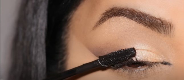 3 easy eyeshadow tutorials for beginners, Applying mascara