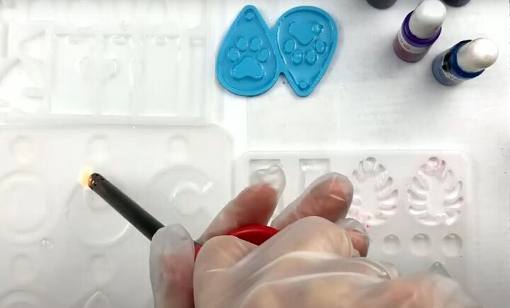 how to make resin earrings using alcohol ink, Removing air bubbles with heat